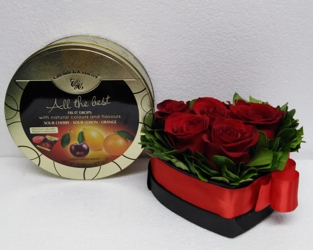 Caja corazón con 6 Rosas y Caja de Caramelos Mix